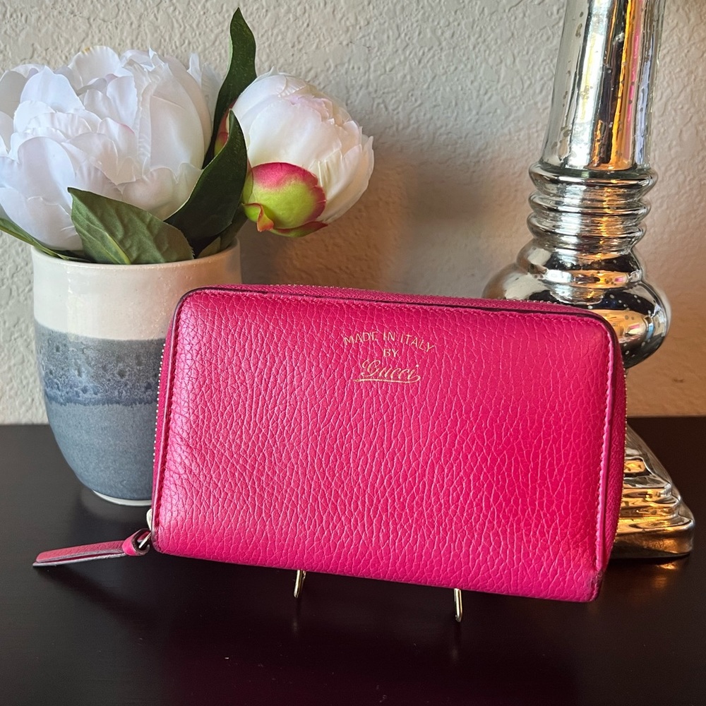 Auth. Gucci Swing zip around leather wallet in hot pink